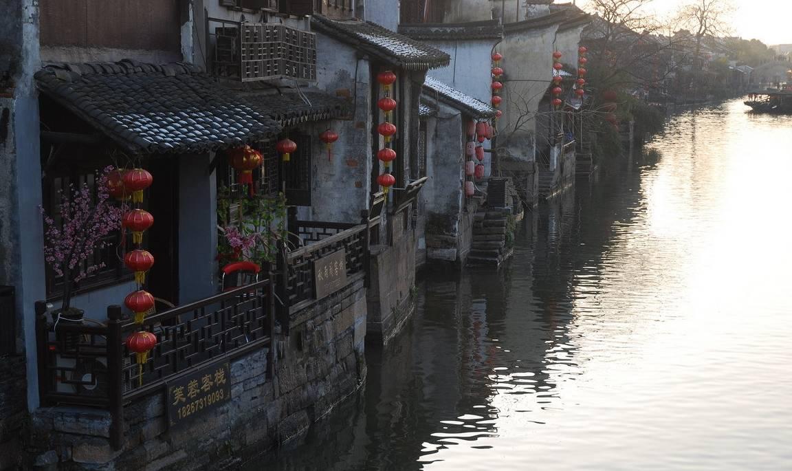 (新春走基层)4分钟,列车长紧急救助发病旅客